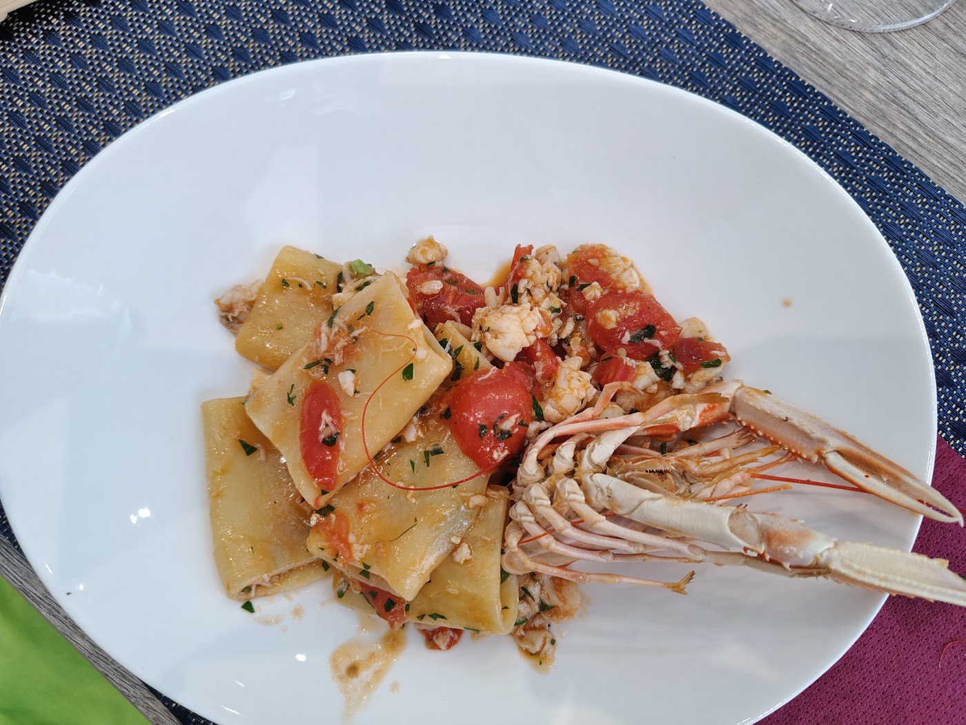 Paccheri con scampi e pomodorini serviti in cucina